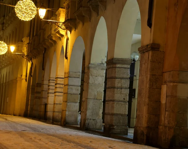 Historický palác s vánoční osvětlení v italském městě Vicenza — Stock fotografie