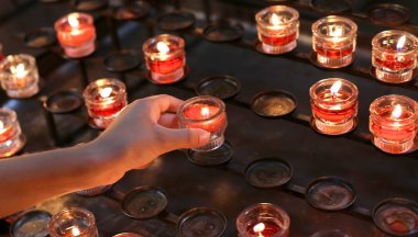 El çocuğun bir mum Katolik Kilisesi'nde alır.