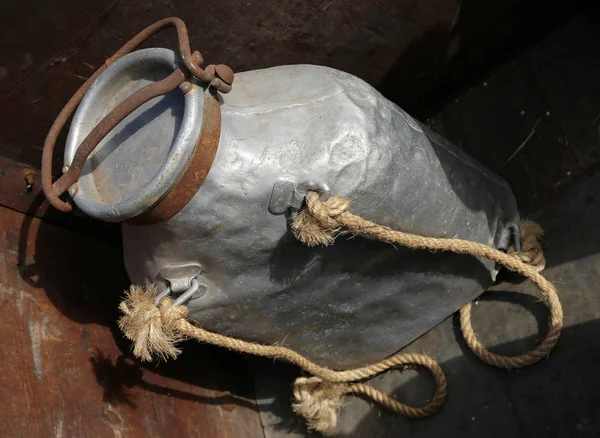 Old aluminum can used by the milkman to transport milk from the — Stock Photo, Image