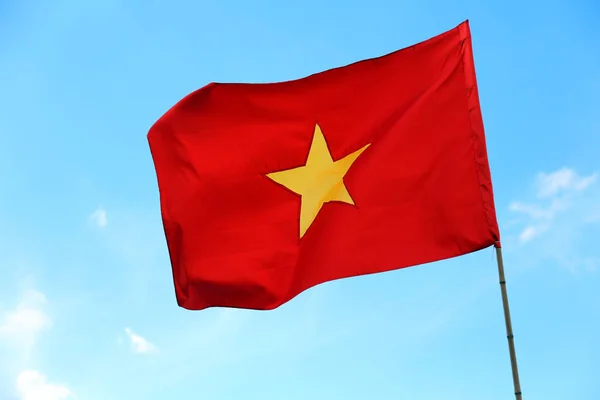 Large flag of Vietnam and blue sky — Stock Photo, Image