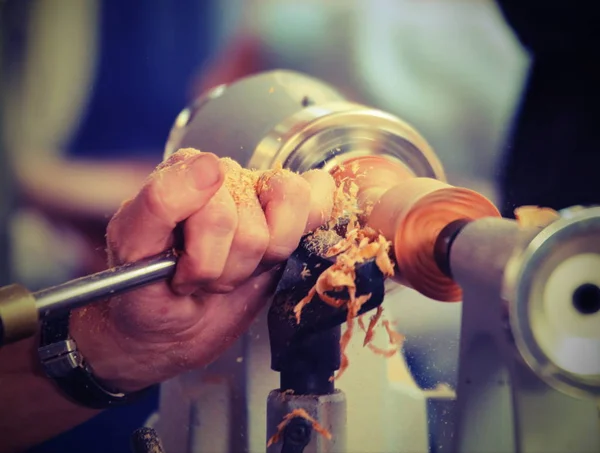 Mão de um artesão qualificado quando se trabalha com o torno com vinta — Fotografia de Stock