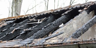 yanmış bir eski ev çatısı