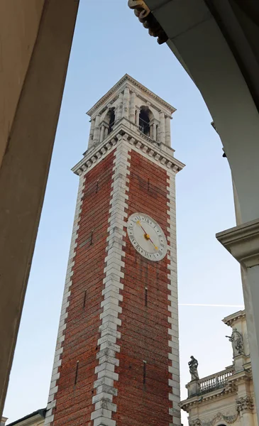 Zvonice s hodinami starobylé baziliky v Itálii — Stock fotografie