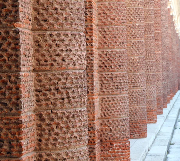 Columnas hechas con los ladrillos rojo —  Fotos de Stock