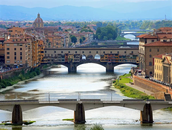 피렌체 이탈리아 아 르노 강 그리고 오래 된 다리 — 스톡 사진