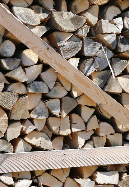 Brandhout op de pallet in de winter — Stockfoto