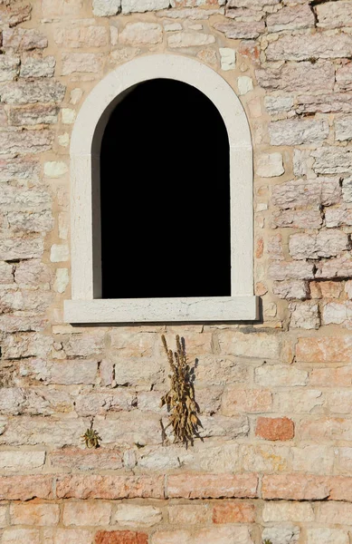 Ein Fenster in der Ziegelwand — Stockfoto