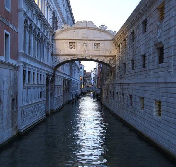 Venecia Italia Puente de suspiros con efecto larga exposición — Foto de Stock