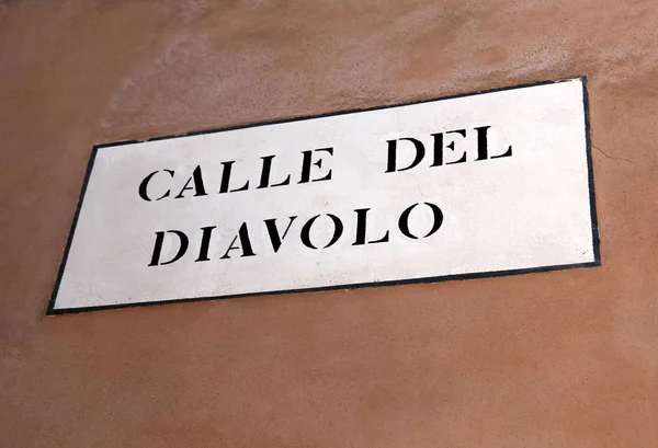 Venezianisches Straßenschild mit dem Text calle del diavolo, was Straße bedeutet — Stockfoto