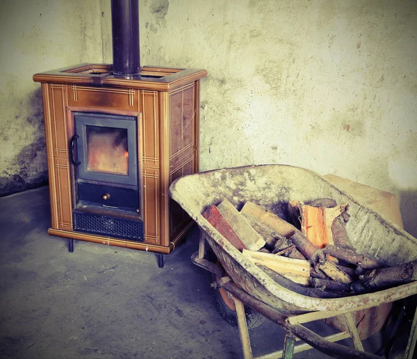 瓷砖炉和手推车充满了老式的效果木柴 — 图库照片
