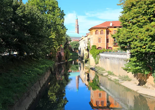 Vicenza, Itália o rio chamado RETRONE e o monumento antigo — Fotografia de Stock