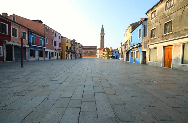 Szerokiej ulicy wyspy Burano, w pobliżu Wenecji we Włoszech na początku m — Zdjęcie stockowe