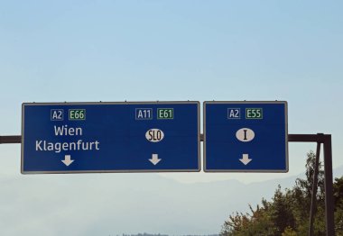 Wien, Avusturya - 28 Ağustos 2016: Avusturya yol işaretiyle indicat