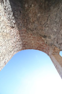 kırmızı tuğla ile yapılan ark