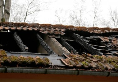 Yangından sonra eski bir evin yanık kırık çatı