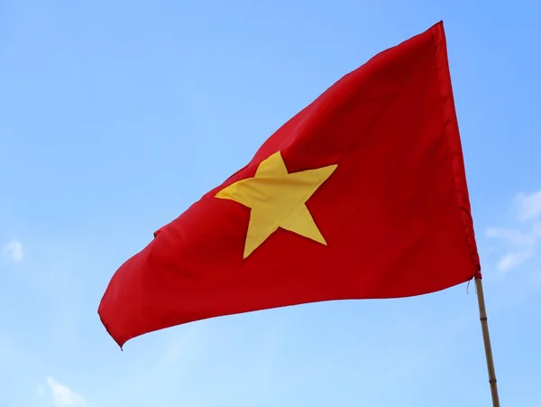 Drapeau du Vietnam avec grande étoile jaune dans le fond rouge — Photo