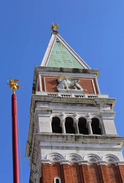 Detail staré bell tower svatého Marka, okřídlený lev a — Stock fotografie