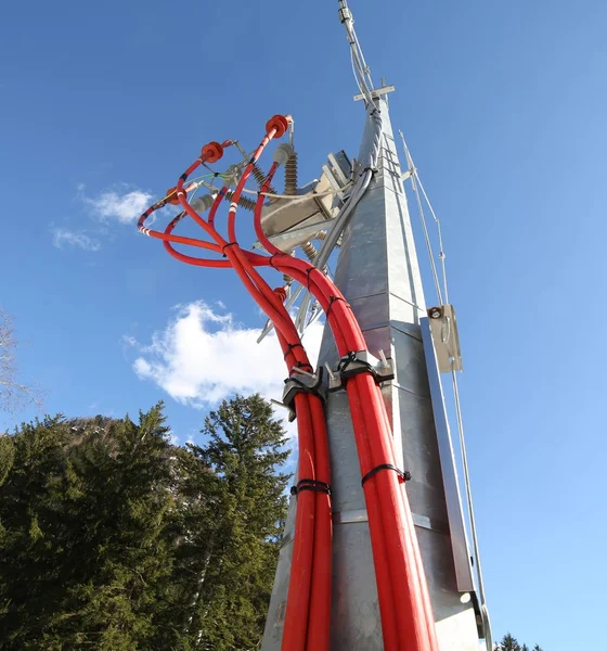 Электрический трансформатор и большие красные провода высокого напряжения — стоковое фото