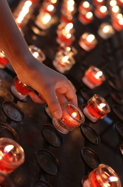 Hand eines kleinen Mädchens nimmt eine Kerze — Stockfoto