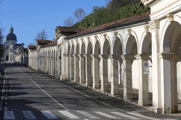 Historische walkway voor pelgrims te bereiken van het heiligdom van onze lieve vrouw — Stockfoto