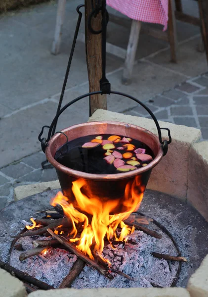 Hot mulled WINE on the big pot — Stock Photo, Image