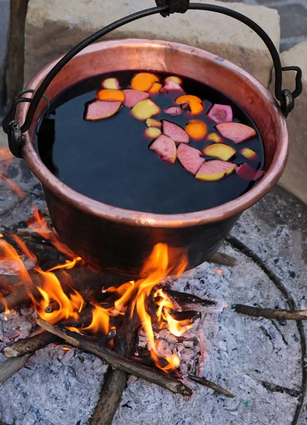 Hot MULLED WINE on the big cauldron — Stock Photo, Image