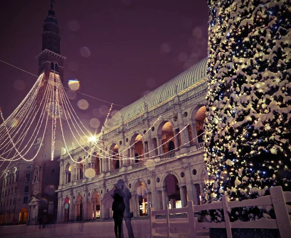 Mnoho sněhové vločky na hlavním náměstí města Vicenza v Itálii s — Stock fotografie
