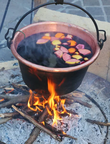 Mulled WINE on the big cauldron over the bonfire — Stock Photo, Image