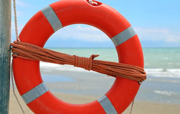 Orange livbojen vid havet — Stockfoto