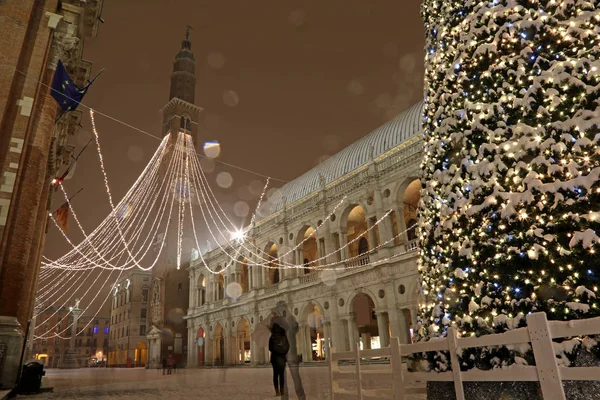 Mnoho sněhové vločky na hlavním náměstí města Vicenza, Itálie — Stock fotografie