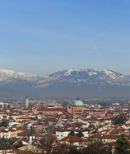 Panoramiczny widok na miasto Vicenza we Włoszech i big Dome Cath — Zdjęcie stockowe