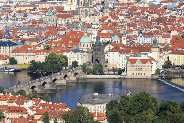 Panoramiczny widok z Pragi stolicy Republiki Czeskiej z Char — Zdjęcie stockowe