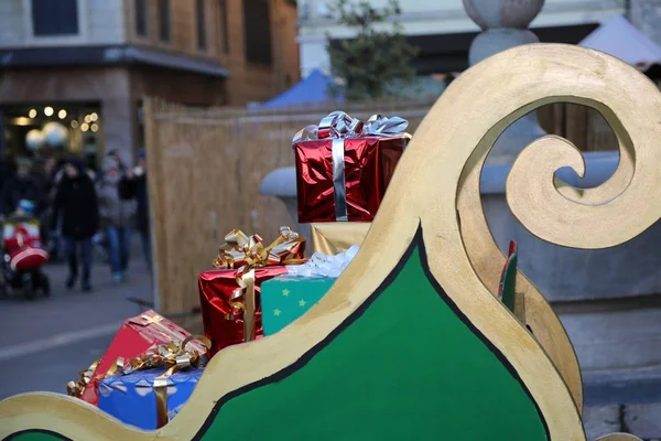 Sanie Świętego Mikołaja z wielu prezentów — Zdjęcie stockowe