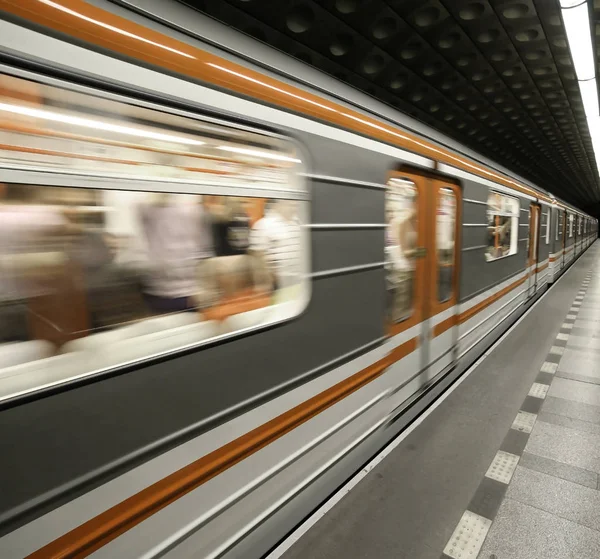 Estação de metrô com vagões em movimento — Fotografia de Stock