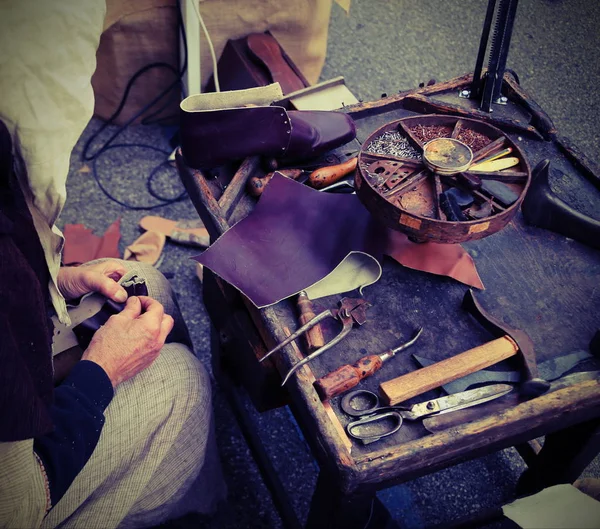 Workshop med skomakare under bearbetningen av läder till prod — Stockfoto