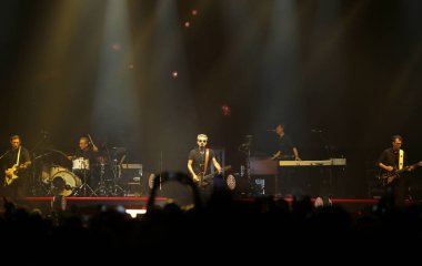 Padova, İtalya - 20 Ekim 2017: Canlı konser Luciano kapalı