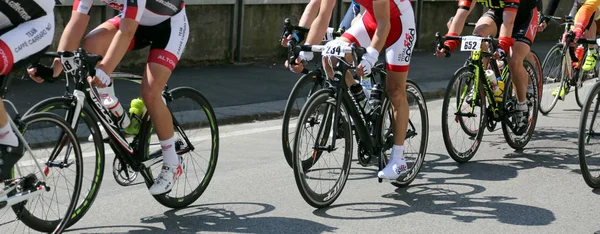 Vicenza, Itálie – 30. dubna 2017: důležité cyklistický závod s mužem — Stock fotografie