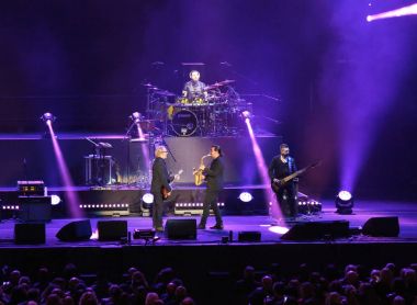 Verona, İtalya - 14 Ekim 2017: Umberto Tozzi canlı konser 