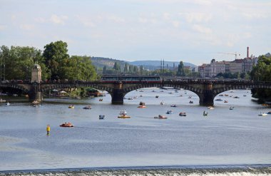 Prague, Çek Cumhuriyeti - 23 Ağustos 2016: uzun köprüden Vltav