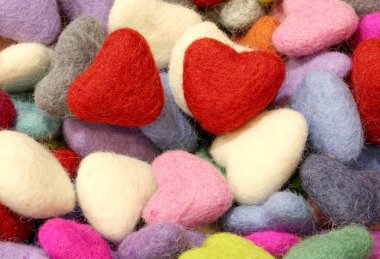 arka plan birçok küçük kalpler keçe ve iki kırmızı hea renkli