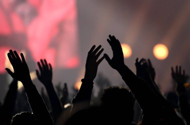 insanlara canlı konser