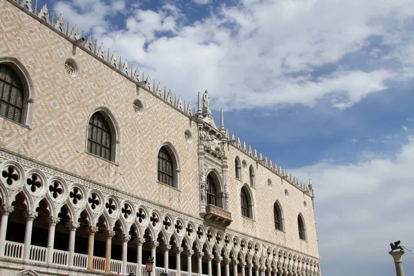 Venecia, Italia - 9 de julio de 2014: Palacio Ducal —  Fotos de Stock