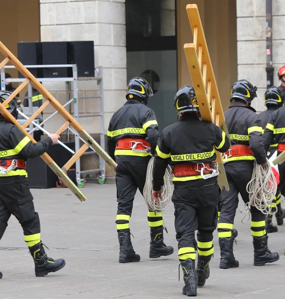 Vicenza, Italy - December 4, 2015: italian firefighters during a — Stock Photo, Image