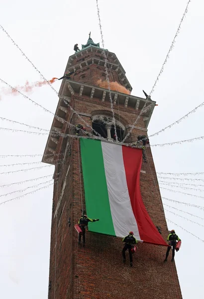 Vicenza, Italië - 4 December 2015: brandweerman uitrollen Italiaanse f — Stockfoto