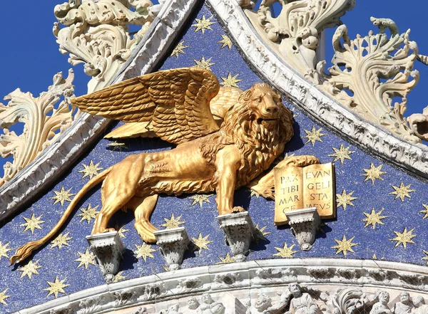 Venice, Italy - July 14, 2016: Big golden LION with Wings in the — Stock Photo, Image