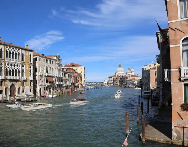 Wenecja, Włochy - 14 lipca 2016: wielki kanał o nazwie Canal Grande i — Zdjęcie stockowe