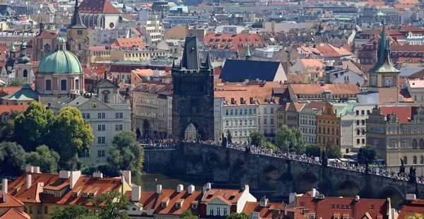 Prague, Tsjechië - 24 augustus 2016: panoramisch uitzicht met Ch — Stockfoto