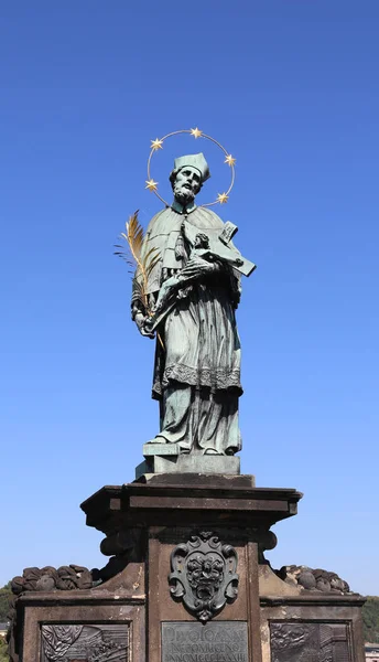 Praga, Republika Czeska - 25 sierpnia 2016: posąg o św. — Zdjęcie stockowe