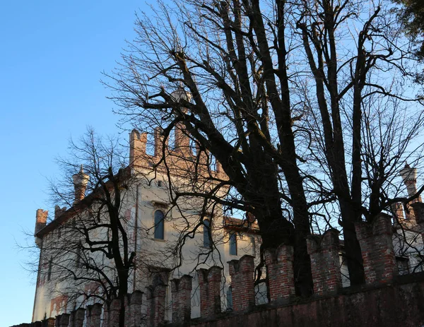 Thiene, VI, Italia - 10 de diciembre de 2017: Castillo antiguo llamado Cas —  Fotos de Stock