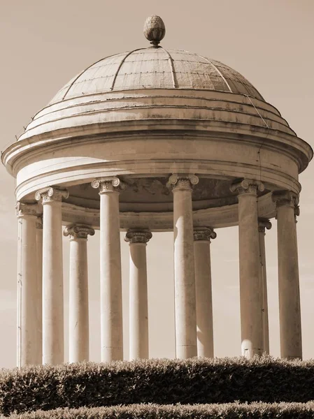 セピア色の効果と古代寺院のドーム — ストック写真